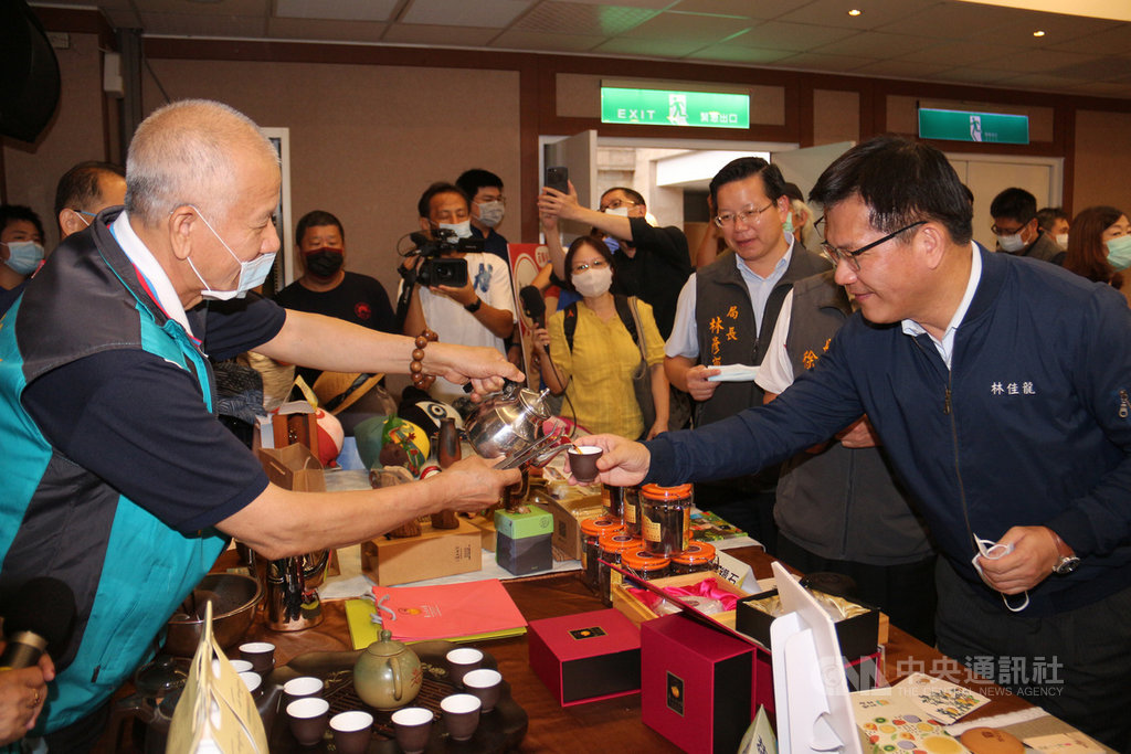 交通部觀光局推動觀光圈產業跨域合作,12日在苗栗舉辦「竹竹苗觀光圈產業交流座談會」,交通部長林佳龍(右)出席,現場品嚐苗栗特色酸柑茶。中央社記者管瑞平攝 109年8月12日
