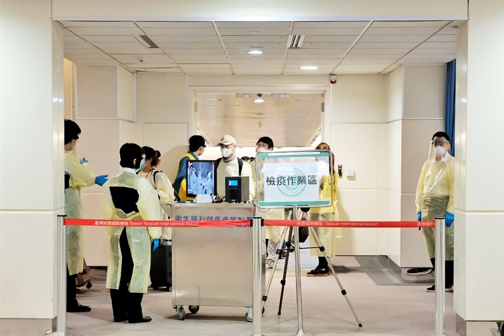 中央流行疫情指揮中心以新聞稿宣布,開放2至6歲「持居留證」陸籍子女返台,後將「持居留證」4字刪除。(中央社檔案照片)