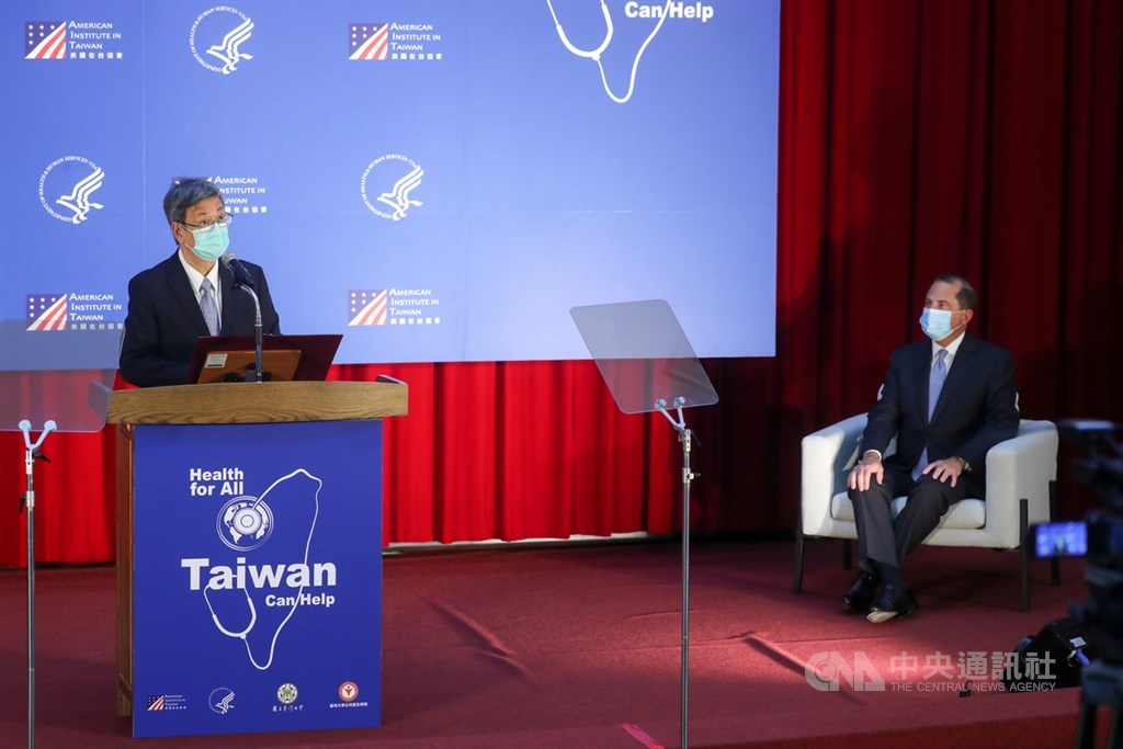 美國衛生部長艾薩(Alex Azar)(右)率團訪台,11日下午至台大公衛學院發表演說,由前副總統陳建仁(左)擔任引言人。中央社記者裴禛攝 109年8月11日