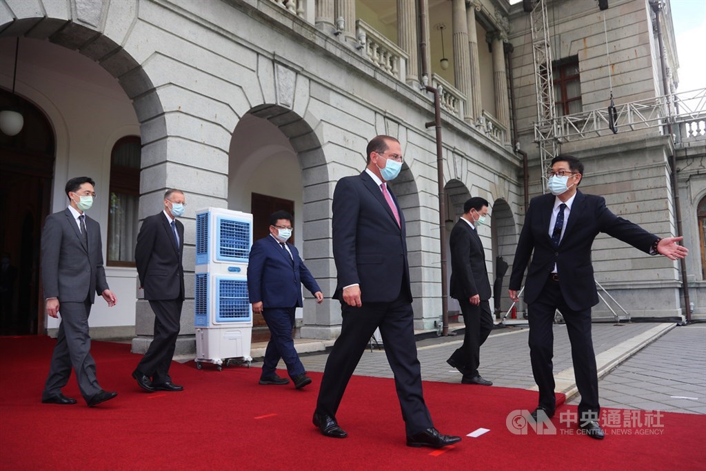 美國衛生部長艾薩(Alex Azar)(前右2)9日率團訪台,12日上午前往台北賓館追思緬懷前總統李登輝。中央社記者王騰毅攝 109年8月12日