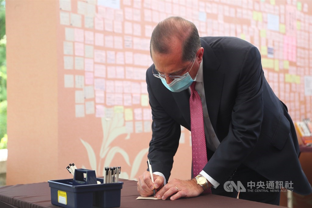 美國衛生部長艾薩(Alex Azar)(圖)9日率團訪台,12日上午前往台北賓館弔唁前總統李登輝,並寫下追思紙條。中央社記者王騰毅攝 109年8月12日
