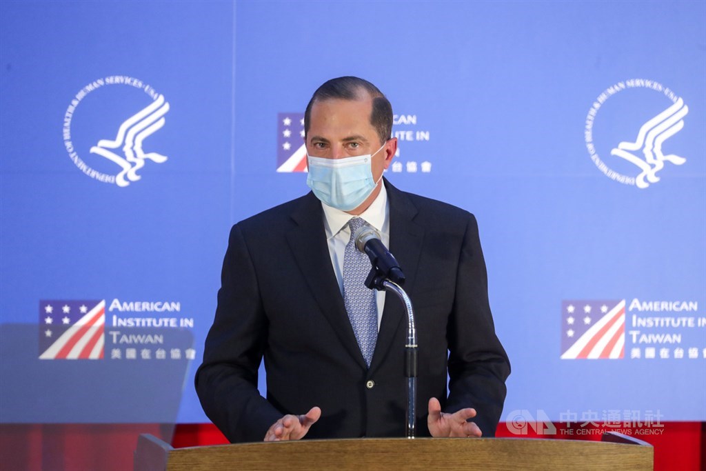 美國衛生部長艾薩(Alex Azar)率團訪台,11日下午赴台大公衛學院發表公開演說,肯定台灣在全球COVID-19疫情中,以「台灣模式」在公共衛生方面展現實力與成就。中央社記者裴禛攝 109年8月11日