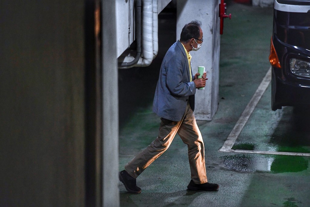 台北地院12日認定立委陳超明辦公室主任梁文一有串證之虞等,裁准羈押禁見。圖為4日台北地院裁定陳超明羈押禁見,晚間陳超明步上囚車。(中央社檔案照片)