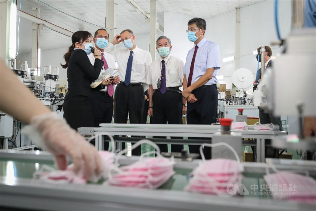 美國衛生部長艾薩(Alex Azar)(左2)12日上午在行政院副院長沈榮津(左4)、美國在台協會(AIT)處長酈英傑(Brent Christensen)(左3)等人陪同下,前往新北市五股參訪「口罩國家隊」的長宏機械公司。中央社記者裴禛攝 109年8月12日