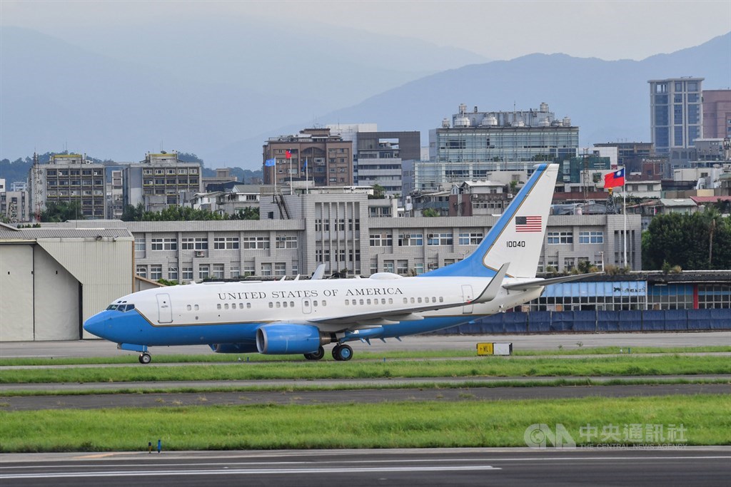 美國衛生部長艾薩(Alex Azar)9日率團訪台,專機下午抵達台北松山機場,訪團乘坐美國空軍C-40B行政專機,機身上漆有美國國旗。中央社記者林俊耀攝 109年8月9日