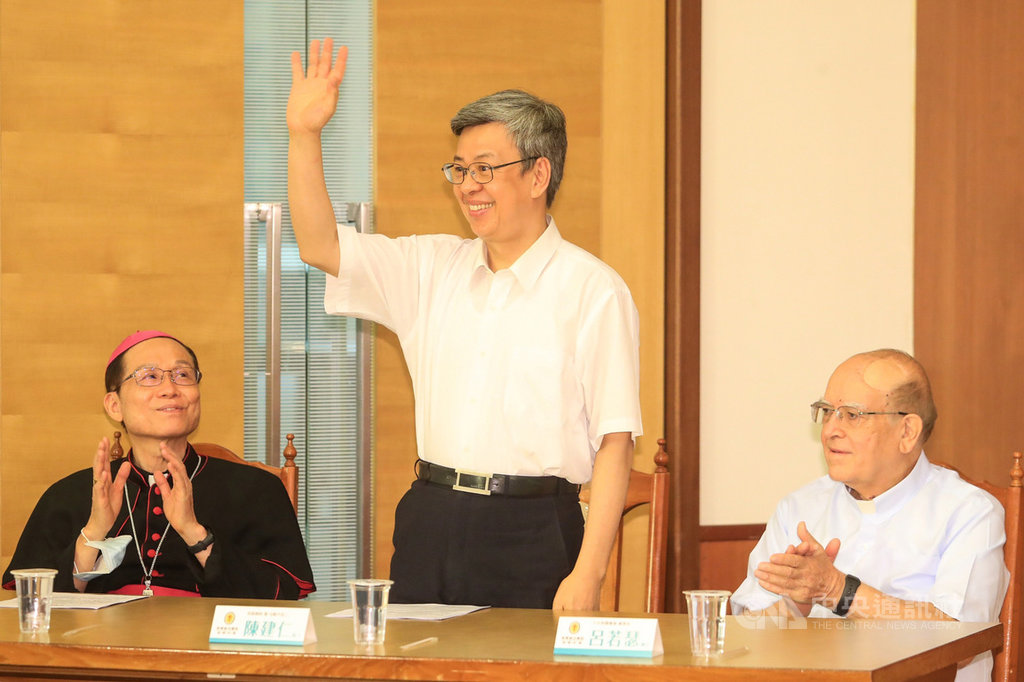 天主教靈醫會12日舉行記者會宣布啟動澎湖惠民醫院重建勸募計畫,並邀請前副總統陳建仁(中)擔任計畫公益代言人。中央社記者吳家昇攝 109年8月12日