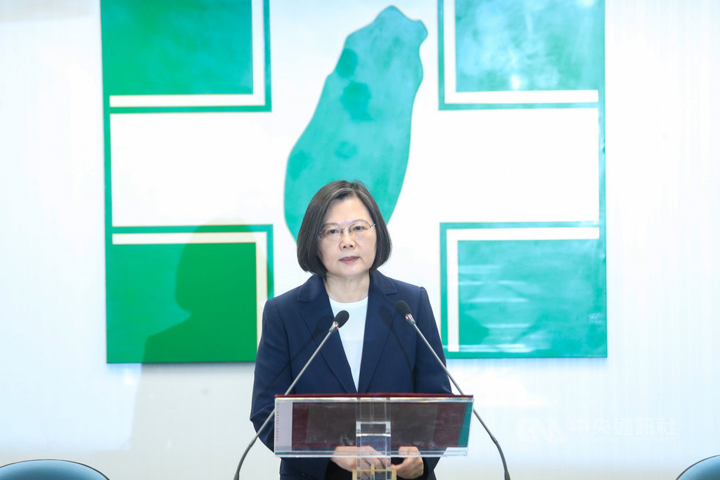 兼任民進黨主席的總統蔡英文12日下午在民進黨中常會前針對香港議題發表談話,嚴正呼籲北京當局,唯有與香港人民誠懇對話,才能解決爭議,讓香港社會早日回歸平靜。中央社記者吳家昇攝 109年8月12日