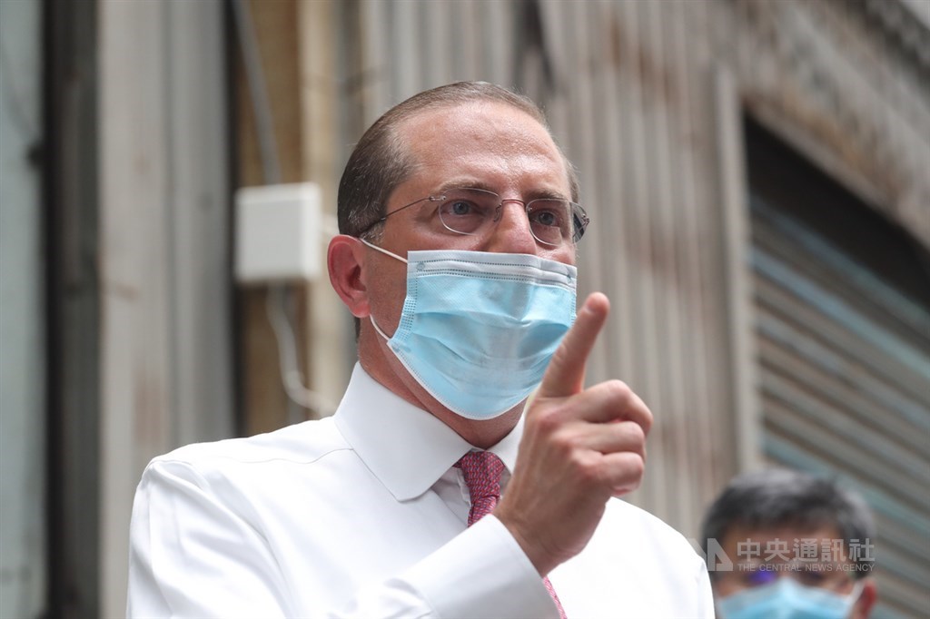 美國衛生部長艾薩(前)12日說,他與高階官員及企業領導人討論台灣企業在美國投資、建立產能的更多方式。他表示,台灣企業將在美國建立國內戰略物資供應鏈,扮演重要角色。圖為艾薩12日率團參訪「口罩國家隊」長宏機械公司。中央社記者裴禛攝 109年8月12日