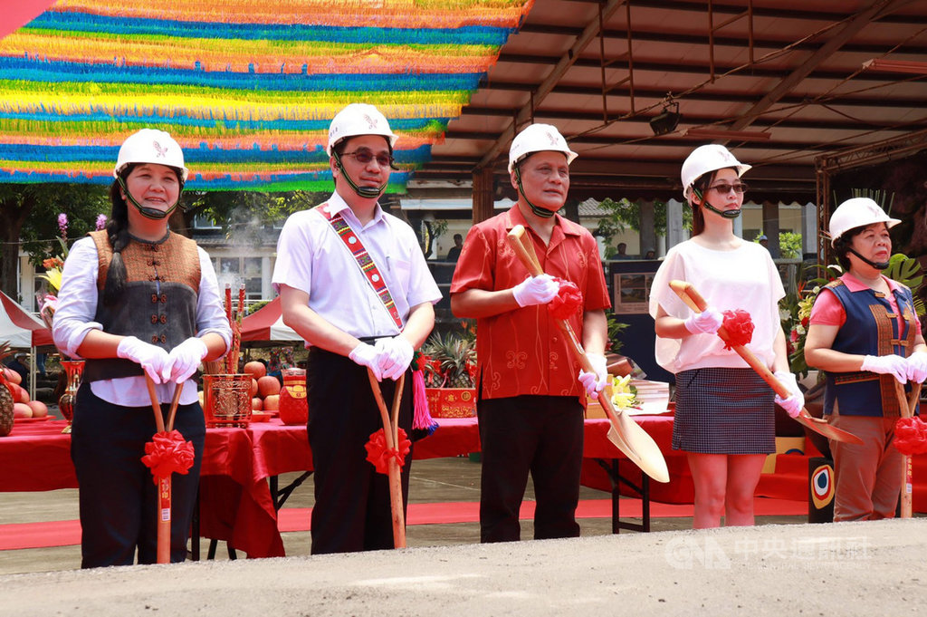 台灣原住民族文化園區民族劇場12日動工,原民會主委夷將.拔路兒Icyang.Parod(左2)、民進黨原民立委伍麗華(左1)等人出席動工儀式。(原民會提供)中央社記者郭芷瑄傳真 109年8月12日