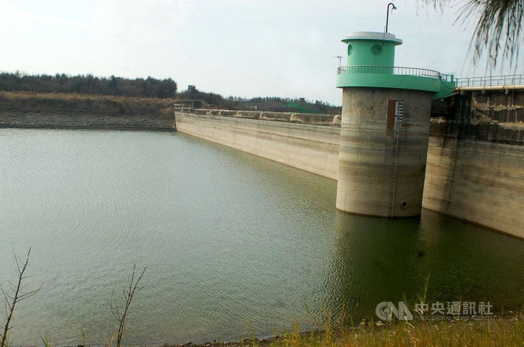 自來水公司第七管理處澎湖營運所指出,目前成功、興仁、東衛等3座水庫約有儲水79噸,澎湖一天供水約3萬4000噸,供水沒有問題。中央社 109年8月12日
