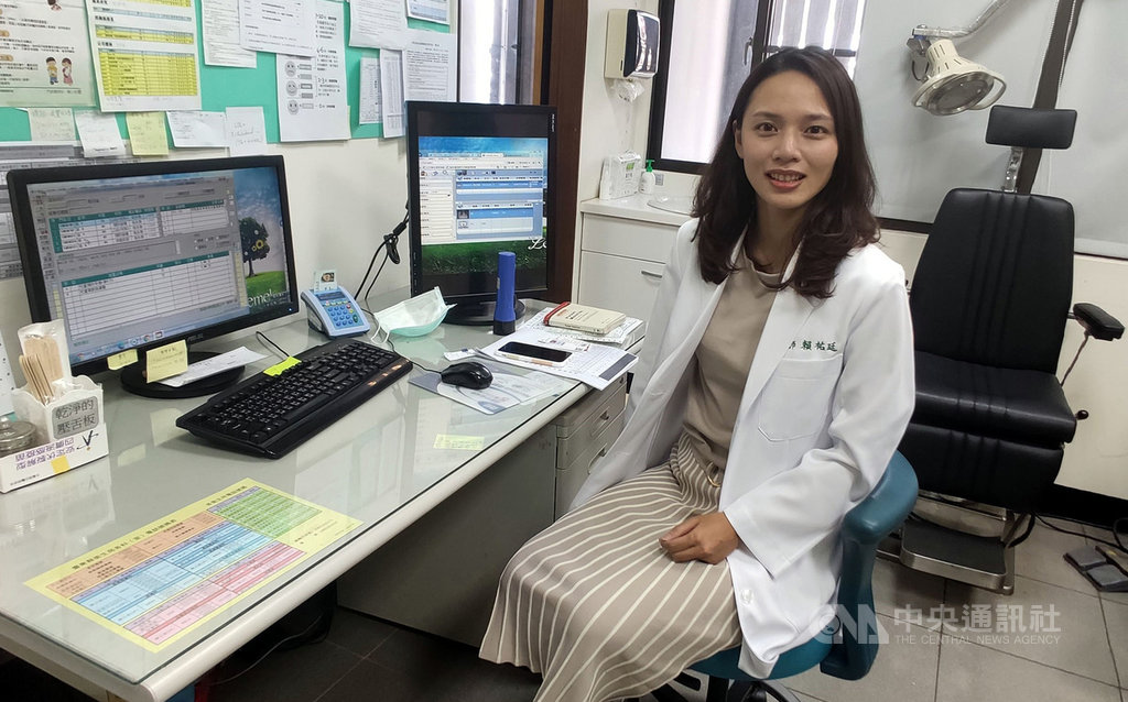 31歲女醫師賴祐廷出身台東,12日起正式在金峰鄉衛生所為鄉親看診,她說,她知道公費生須到偏鄉服務,因此在奇美醫院專訓就選擇肝膽腸胃內科,一方面是自己的興趣,一方面也是偏鄉的需求。中央社記者盧太城台東攝 109年8月12日