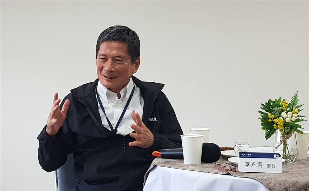 文化部長李永得(圖)12日在媒體茶敘上宣布,第二波藝FUN券將從8月底開放,提供給65歲以上、18歲以下及身心障礙者,民眾可到超商註冊,預計發行60萬份。中央社記者鄭景雯攝 109年8月12日