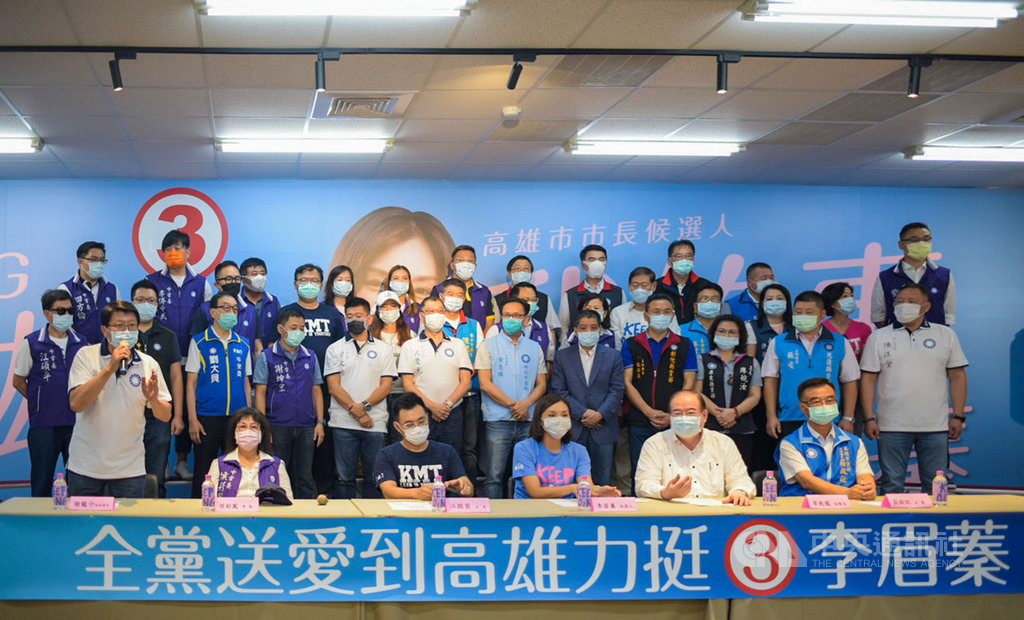 國民黨主席江啟臣(前左3)12日率領中常委為黨籍高雄市長補選候選人李眉蓁(前右3)助選,展現全黨力挺李眉蓁,爭取高雄鄉親的支持。中央社記者侯文婷攝 109年8月12日