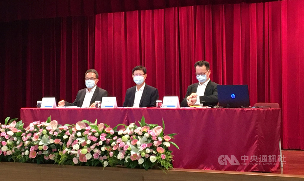 鴻海12日下午在土城總部舉行法人說明會,董事長劉揚偉(中)親自主持。中央社記者鍾榮峰攝 109年8月12日