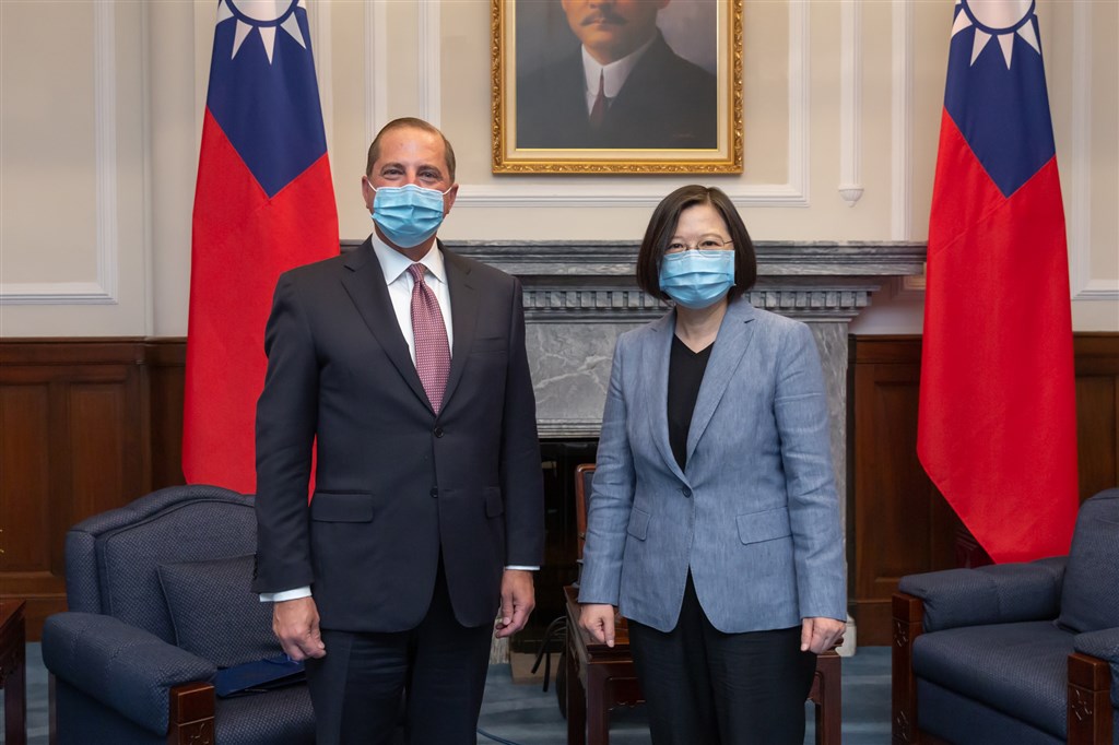 美國衛生部長艾薩(左)歷史性訪台,牽動台美中三方關係。熟悉國際事務的民進黨立委羅致政觀察,台美關係從被動化主動。不過,前外交部長程建人認為,美方的調整不僅是針對台灣,主要是基於自身利益考量。圖為艾薩10日上午至總統府會見總統蔡英文(右)。(總統府提供)