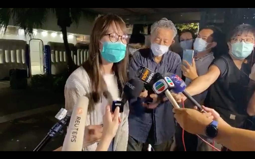 前香港眾志常委周庭(前)11日晚間獲准交保外出後形容自己被「政治拘捕」。(圖取自facebook.com/standnewshk)