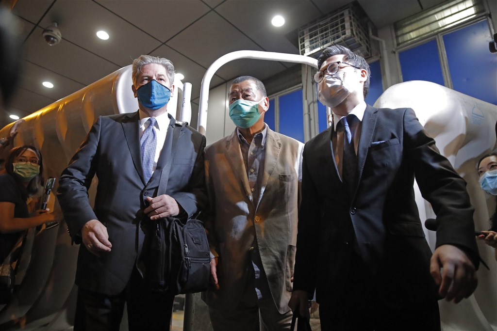 香港壹傳媒集團創辦人黎智英(中)因涉嫌違反港區維護國家安全法等罪名,10日被警方拘捕,12日凌晨獲釋。(美聯社)