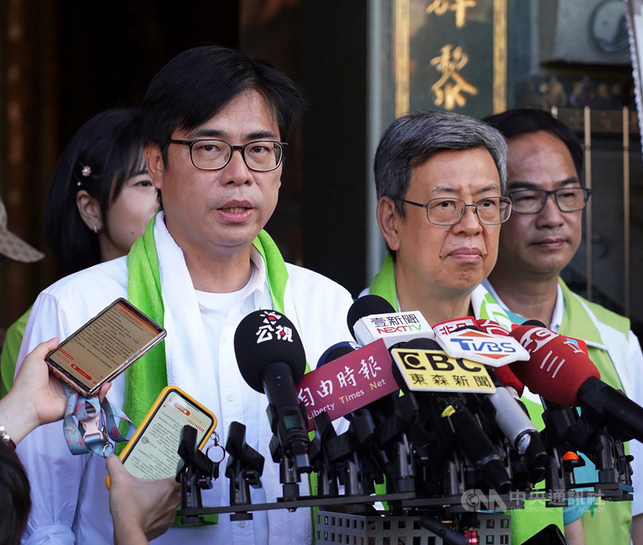 民進黨籍高雄市長補選候選人陳其邁(前左)為香港登廣告,遭對手李眉蓁批沒用。陳其邁12日受訪表示,台灣實質撐香港,需要茁壯民主制度,未來高市府會提供港人必要生活協助,讓高雄成為第二個家。前右為前副總統陳建仁。中央社記者董俊志攝 109年8月12日