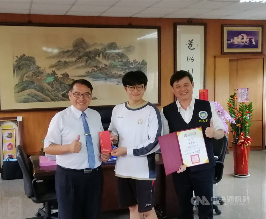 屏東縣潮州高中學子王瑞豪(中)為新二代,參加移民署「109年新住民及其子女海外培力計畫」,以「越南的黑金文化–咖啡」為研究主題獲優選。(移民署提供)中央社記者郭芷瑄傳真 109年8月12日