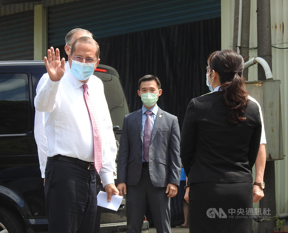 美國衛生部長艾薩(Alex Azar)(左)12日上午參訪「口罩國家隊」長宏機械公司,並向在場媒體揮手致意。中央社記者王鴻國攝 109年8月12日