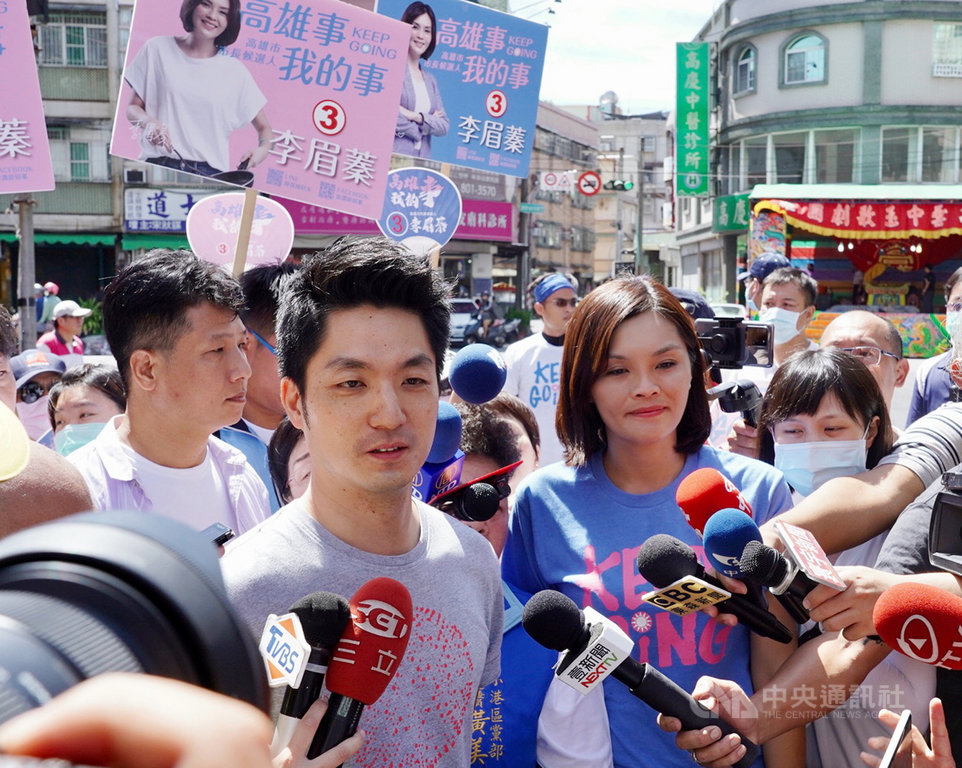 國民黨高雄市長補選候選人李眉蓁(前右)12日上午與立委蔣萬安(前左)走訪小港區二苓市場,李眉蓁表示,她不擔心前高雄市長韓國瑜助選變雙面刃,影響選票,而是希望選舉最後幾天,能夠聚集所有能幫忙的人,展現藍軍大團結。中央社記者董俊志攝 109年8月12日