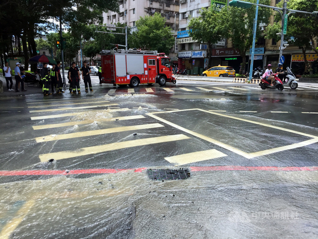 新北市土城區金城路與青雲路口,13日發生自來水管線破裂,將關閉4處止水閥,尋找滲漏地點緊急搶修。(新北市政府消防局提供)中央社記者黃旭昇新北傳真 109年8月13日