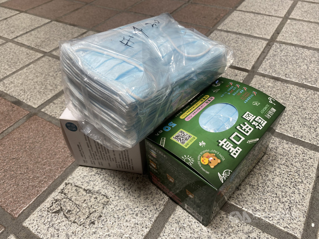 口罩現為搶手防疫物資,開業藥師13日提醒,民眾購買大量口罩時,可能會拿到一包包全透明塑膠包裝的口罩,這些口罩不一定是假的,但因外觀沒有資訊,難辨識真假,因此也建議民眾盡量購買外盒有資訊的口罩。中央社記者吳欣紜攝 109年8月13日