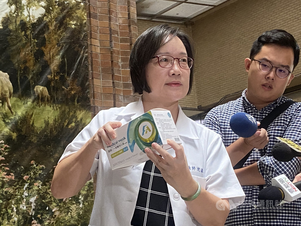 黑心口罩事件層出不窮,民眾擔心買到假口罩,開業藥師13日指出,合法醫療級口罩外盒一定要有CNS檢驗標章、醫療器材字號、製造廠商名字、住址及電話等,且外盒的製造批號、日期也都能協助民眾辨識口罩真偽。中央社記者吳欣紜攝 109年8月13日