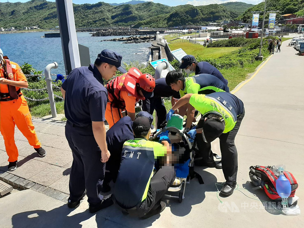 基隆市消防局13日下午獲報,在潮境公園抽水站附近海域有名男子溺水,救護員抵達時,男子已被附近民眾救起,但失去呼吸、心跳,送醫搶救中。(讀者提供)中央社記者王朝鈺傳真 109年8月13日