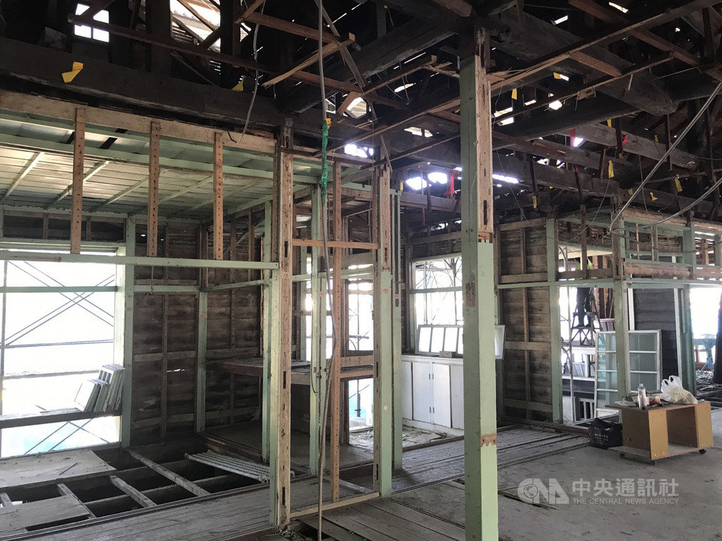 花蓮縣美崙溪畔日式宿舍群中的將軍官邸,正在進行整修工程,施工單位將現有建材拆解、分類,保留可用建材繼續使用。中央社記者張祈攝 109年8月13日