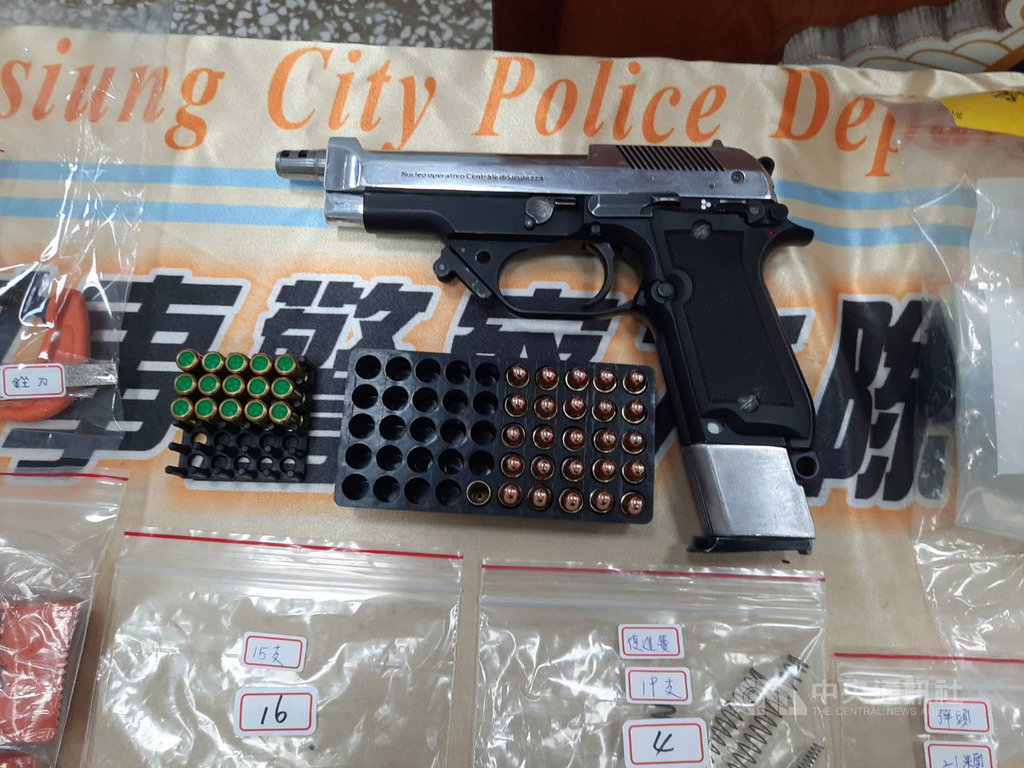 高雄市刑事警察大隊獲報通緝犯改造具殺傷力的手槍,經查是涉案改造槍枝的慣犯,警方連日跟監,一舉在汽車旅館逮捕3犯嫌,並起出證物。(高雄市刑大提供)中央社記者王淑芬傳真 109年8月13日