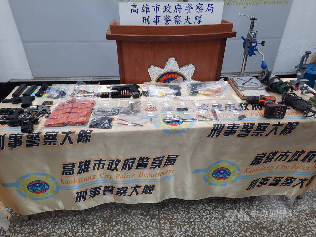 高雄市刑事警察大隊日前獲報指林姓通緝犯在鳳山區某工廠改造具殺傷力的手槍,經追查13日宣布偵破,逮捕3犯嫌並起出證物。(高雄市刑大提供)中央社記者王淑芬傳真 109年8月13日