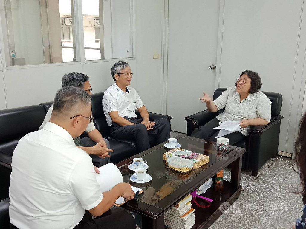 雲林縣部分中藥材行坦言,台中中藥鉛中毒案發生後,生意略受影響。雲林縣中醫師公會和中藥商同業公會13日特別到雲林縣衛生局,與局長曾春美(右)共商如何挽回消費者信心。 (雲林縣衛生局提供) 中央社記者姜宜菁傳真 109年8月13日