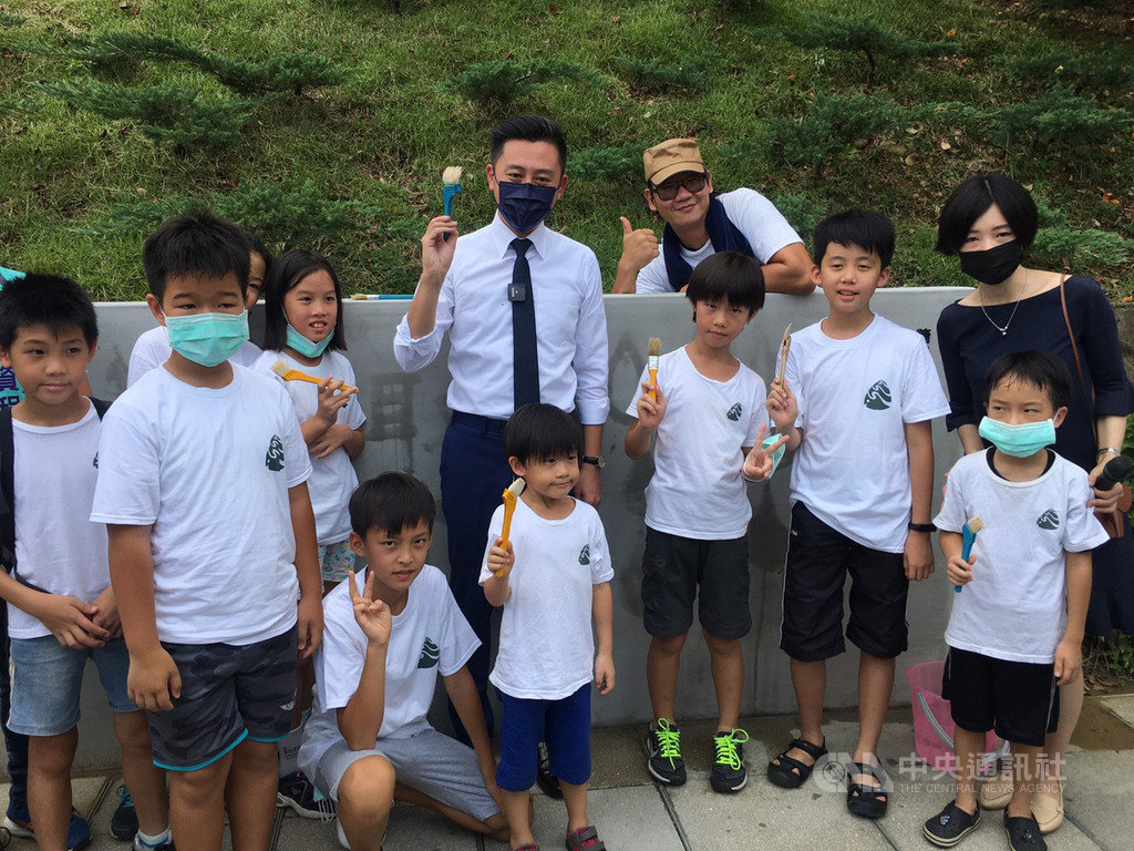 新竹市文化局推出「細水逐流-水資源環境教育展」,13日在新竹水道取水口舉辦開幕記者會,新竹市長林智堅(2排右4)和與會的孩子們一起在戶外水畫牆上作畫。中央社記者魯鋼駿攝 109年8月13日