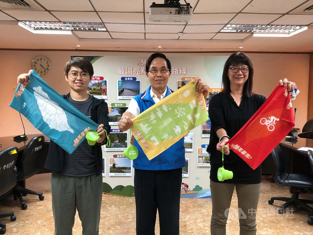由網路票選及專家評審出的15條台灣亮點自行車路線,除橫跨全台外,離島金門的金城環鎮自行車道也包含在內,體育署副署長王水文(中)13日宣布,規劃自9月起至110年3月將舉辦一系列領騎活動。中央社記者黃巧雯攝 109年8月13日