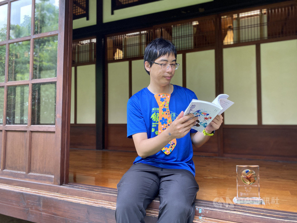 第28屆九歌現代少兒文學獎13日舉辦贈獎典禮,作家張英珉以小說「跆拳少女」獲得首獎,他表示這部小說直指人們都會面對到「何謂自我」的議題,他也認為這個故事已經能夠影視化。中央社 109年8月13日