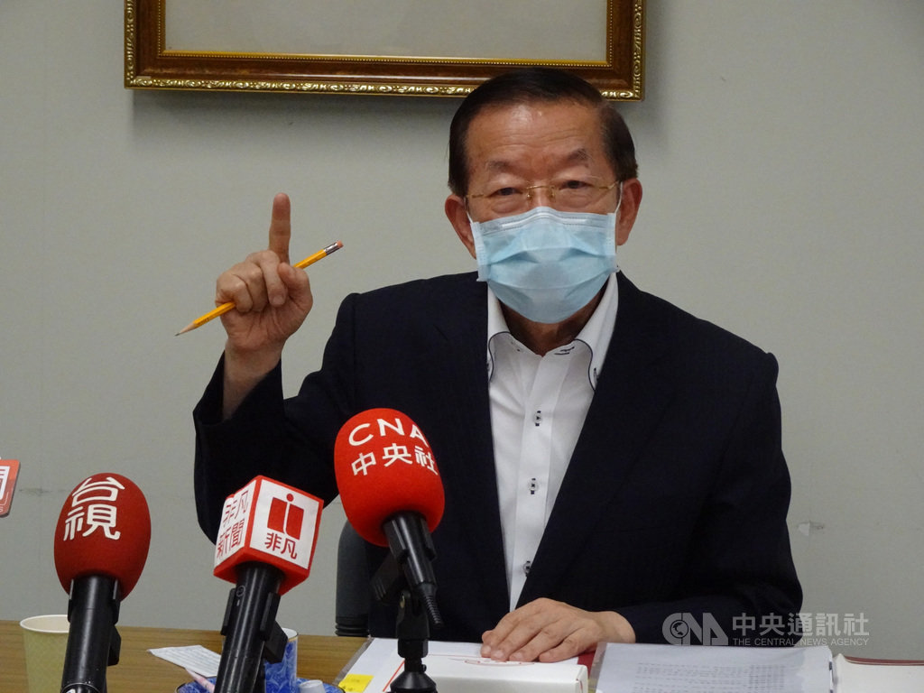 駐日代表謝長廷13日與台灣媒體茶敘時表示,看到周庭的表現,覺得香港未來英雄出現了,有希望影響中國走向民主化。中央社記者楊明珠東京攝 109年8月13日