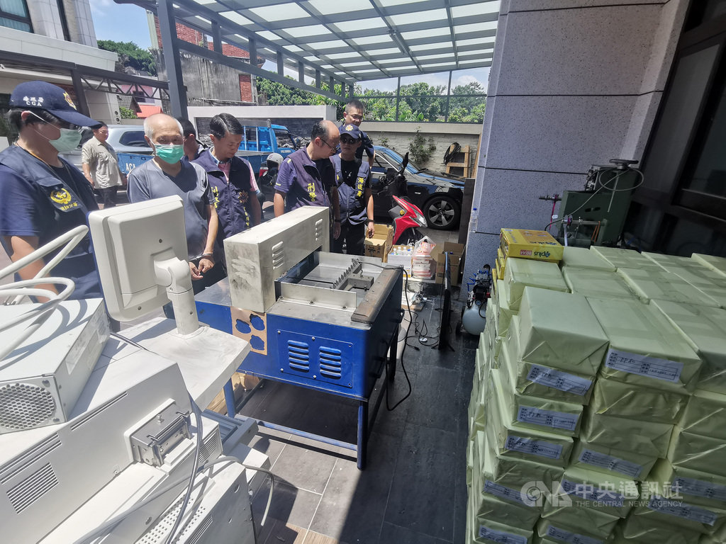 雲林檢警破獲以蘇姓男子為首的偽造集團,13日直搗蘇男租屋處,現場查扣假造的振興三倍券和機械設備等,檢方並以有串供和逃亡之虞向法院聲請羈押。 (警方提供) 中央社記者姜宜菁傳真 109年8月13日