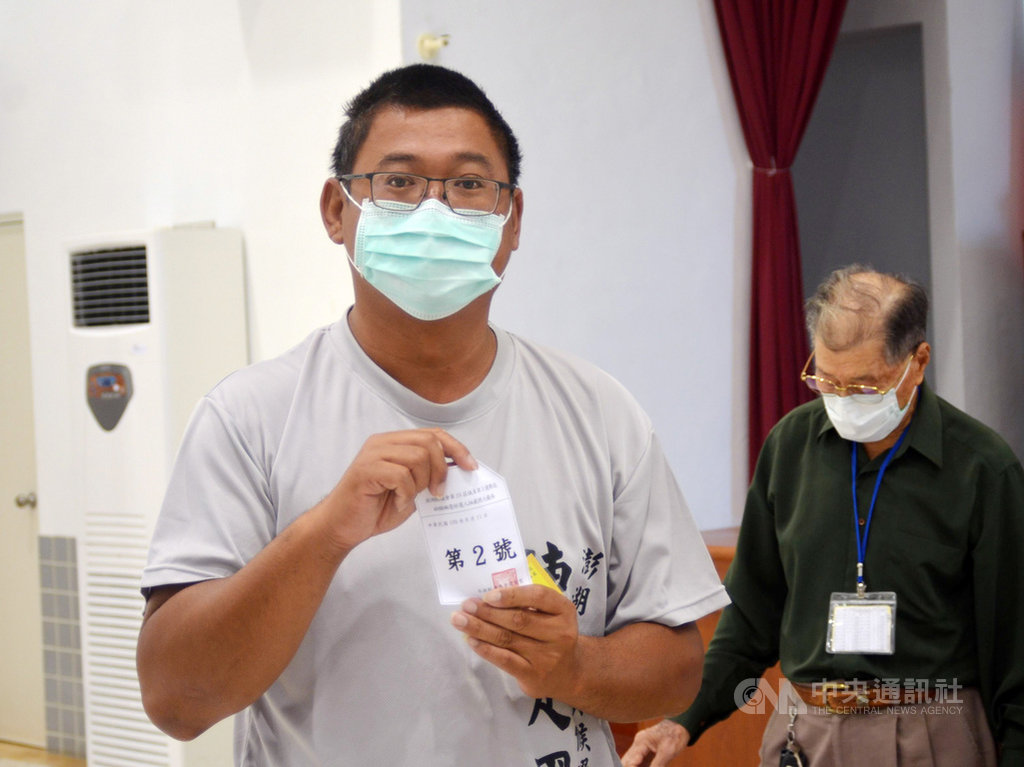 澎湖縣議會第19屆議員第3選舉區(白沙鄉)缺額補選,13日在澎湖縣選委會舉行號次抽籤作業,候選人陳定國(左)抽中2號。中央社 109年8月13日