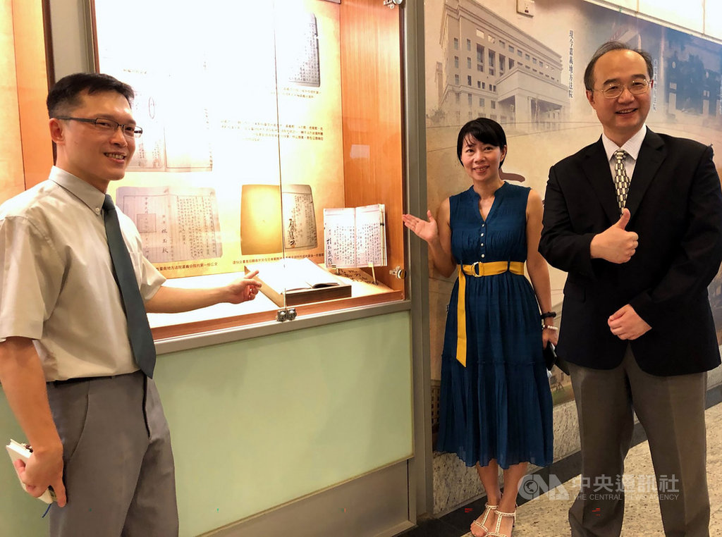 嘉義地方法院成立迄今已有超過百年歷史,院史走廊13日正式開幕,由院長張意聰(右)主持,可欣賞百年司法史料及檔案。圖左為庭長周俞宏、右2為發言人洪嘉蘭。中央社記者黃國芳攝 109年8月13日