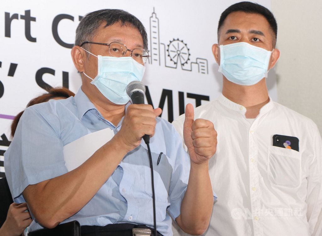 台北市長柯文哲(左)13日出席出席「2020智慧城市首長高峰會線上論壇記者會」,對於捷克代表團將訪台,他表示,中央地方應攜手合作,讓國外訪問團在一定程度上遵守台灣防疫標準。中央社實習記者賴昀岫攝 109年8月13日