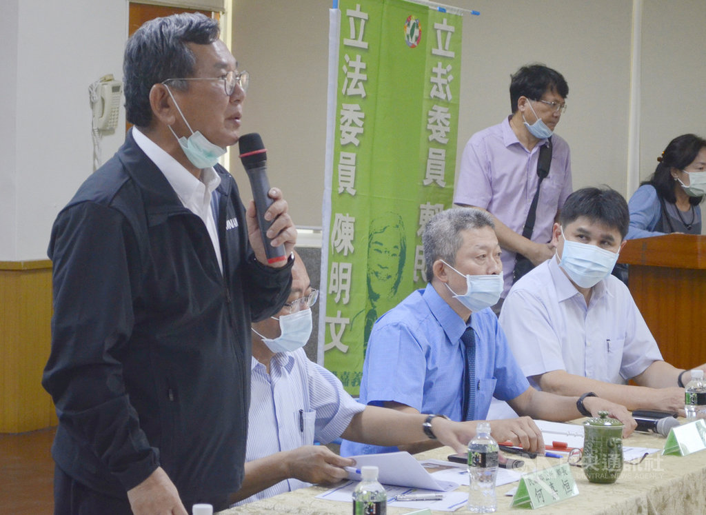 民進黨立委陳明文(左)13日邀請國家中山科學研究院到嘉義縣民雄鄉公所簡報中科院民雄院區設置進度,陳明文表示,中科院在民雄設置院區、未來民雄鐵路也要高架化,這些建設不僅讓民雄翻新,帶動都市發展,也讓產業更多元。中央社記者蔡智明攝 109年8月13日