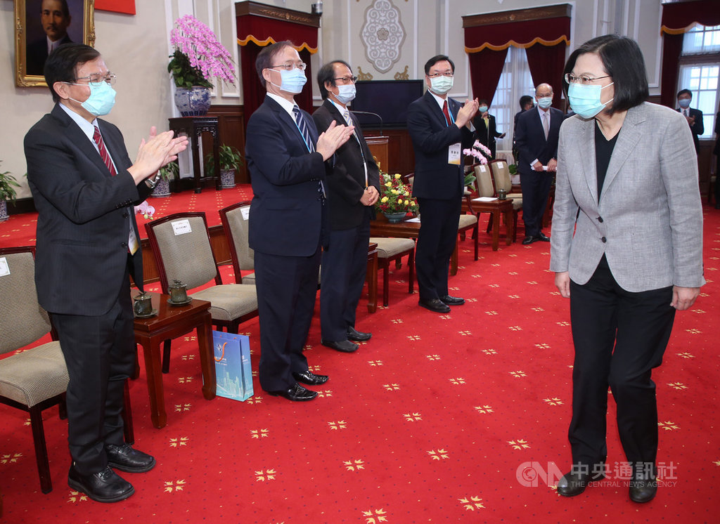 總統蔡英文(右)13日在總統府接見社團法人中國工程師學會109年度各項獎章得獎人及陪同人員,與會者拍手歡迎蔡總統。中央社記者鄭傑文攝 109年8月13日