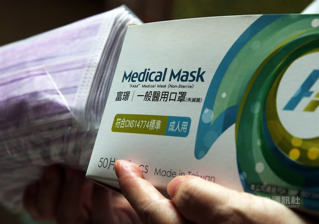 民眾擔憂買到假口罩,現在市面上許多口罩有CNS檢驗標章,但並非「CNS14774」,這些口罩雖然也合法,但並非醫療級,可能只是普通防霾、防護口罩。藥師建議民眾除了謹慎選擇購買通路,也能從口罩外盒來辨識真偽。中央社記者郭日曉攝 109年8月13日