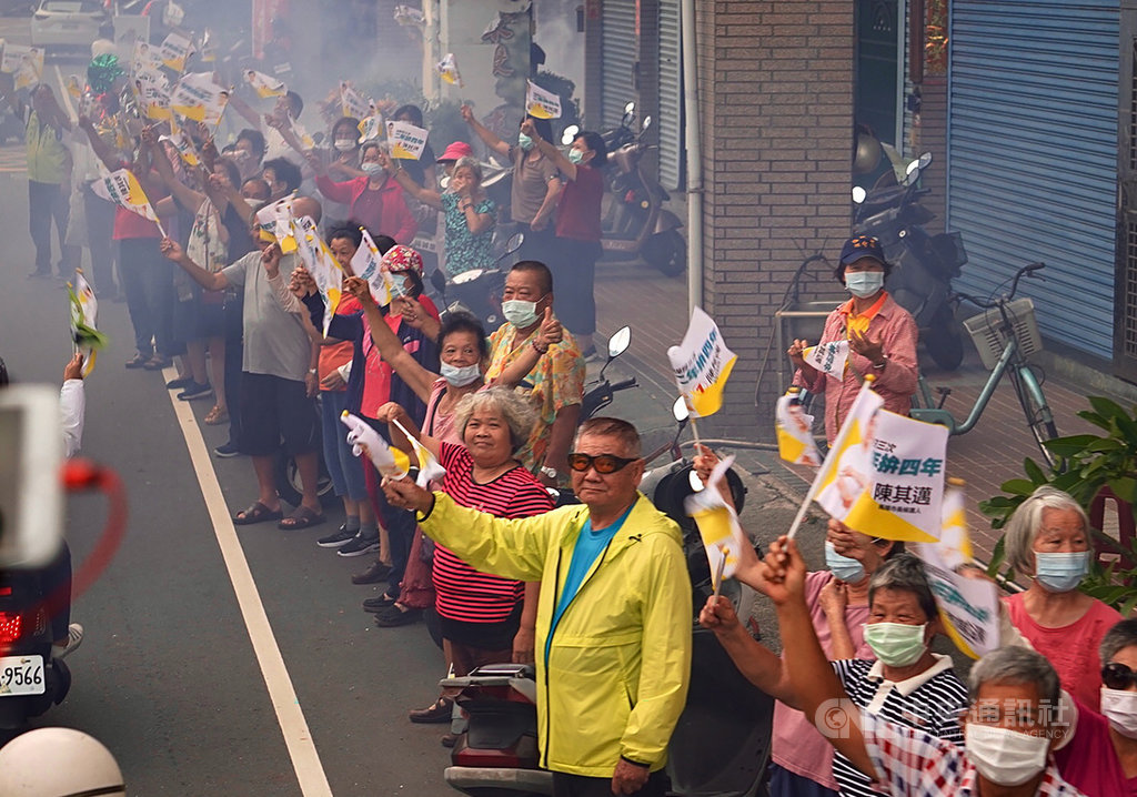 高雄市長補選進入倒數階段,民進黨籍候選人陳其邁13日在鳳山區進行車隊掃街,衝刺拜票,沿途都有支持群眾揮舞旗幟、熱情支持。中央社記者董俊志攝 109年8月13日