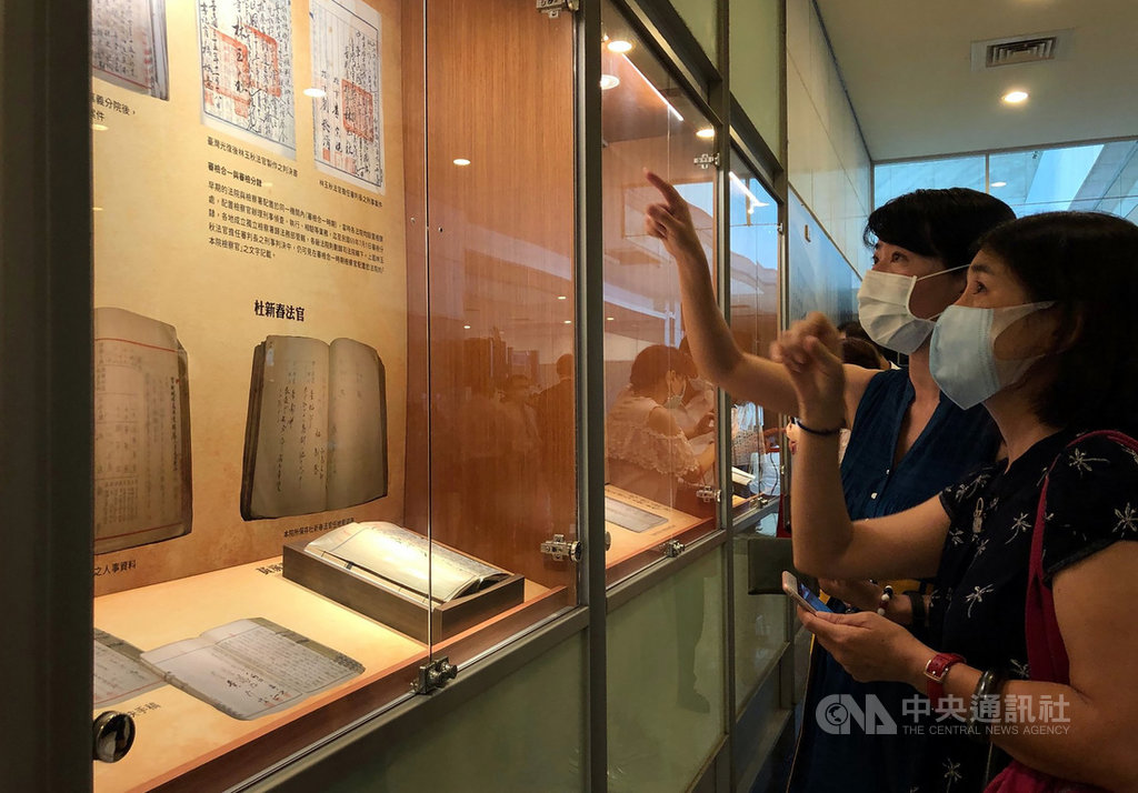嘉義地方法院成立迄今逾百年,院史走廊13日正式開幕,可欣賞百年司法史料及檔案,吸引民眾到場參觀。中央社記者黃國芳攝 109年8月13日