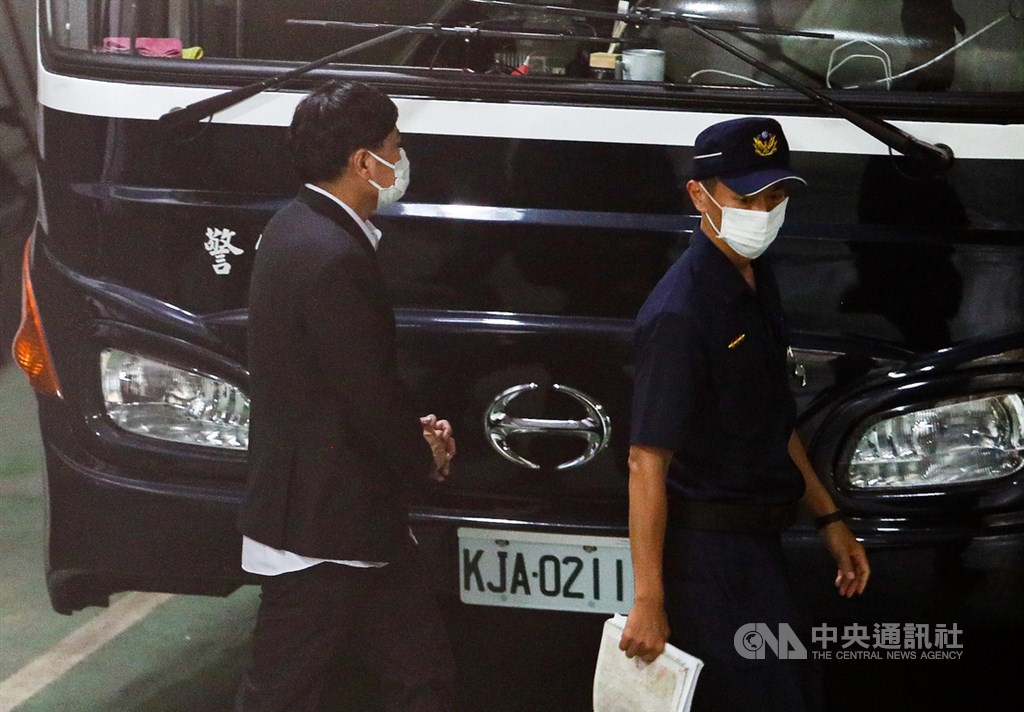 立委趙正宇(左)涉收殯葬業者賄賂北院8日裁定羈押。趙正宇不服提起抗告,高院13日駁回抗告,羈押確定。(中央社檔案照片)