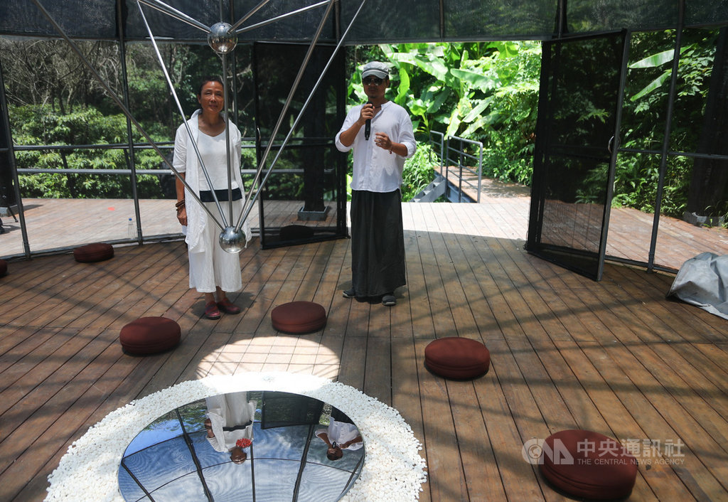 優人神鼓山上劇場108年間因火災付之一炬後,優人神鼓團隊挑起重建重擔,被大火燒掉的排練場,焦黑的巨木、柱子都被原地保留,經藝術家創作靈感重新打造成「閾.美術館」,也象徵優人們浴火重生。中央社記者王騰毅攝 109年8月13日