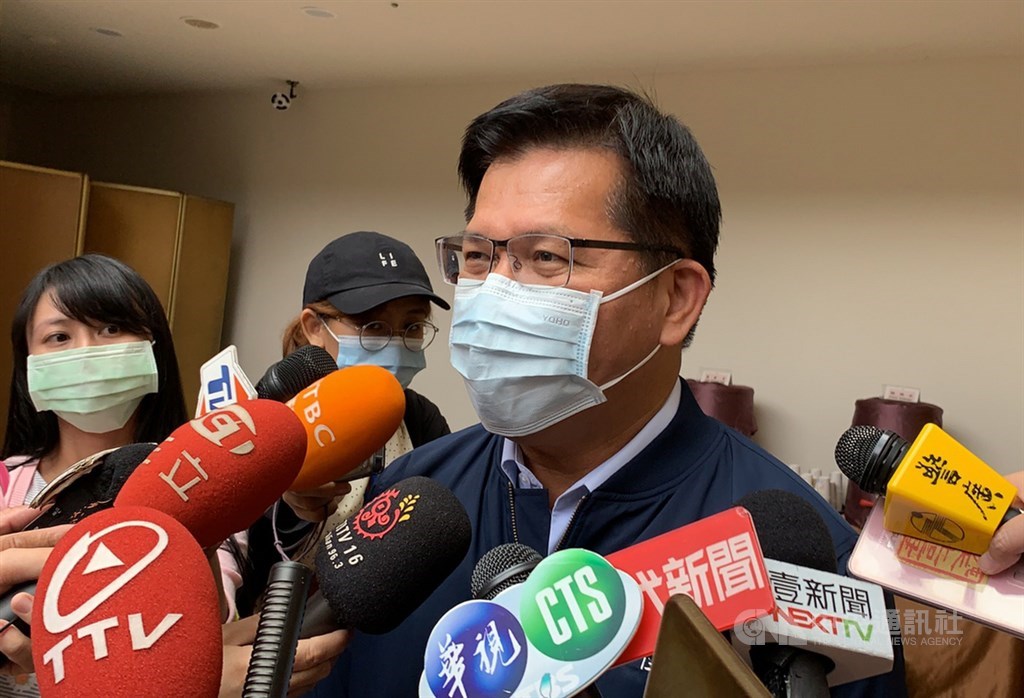 媒體報導,檢調偵辦現、卸任立委集體收賄案疑爆出案外案,交通部長林佳龍遭影射曾拿300萬現金給時代力量前主席徐永明。林佳龍(前)12日出席活動受訪表示,這是不實報導,強調刻意影射令人遺憾。中央社記者管瑞平攝 109年8月12日