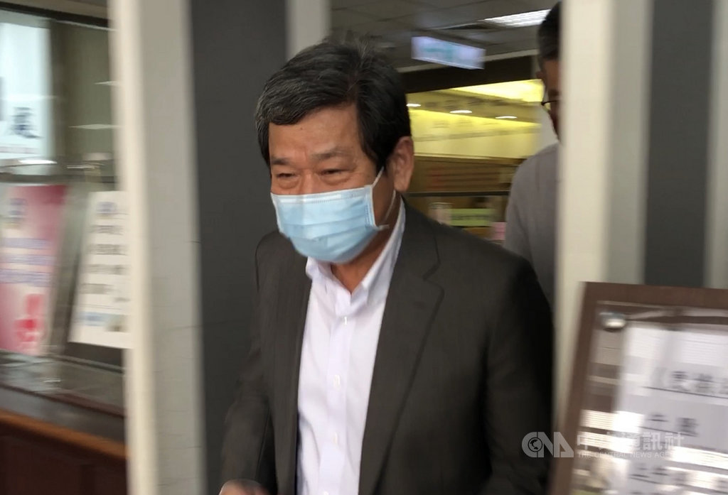 台開內線交易案台灣高等法院更五審合議庭評議後裁准,13日傳喚前券商公會理事長簡鴻文(圖)到庭,由檢辯進行交互詰問。中央社記者劉世怡攝 109年8月13日
